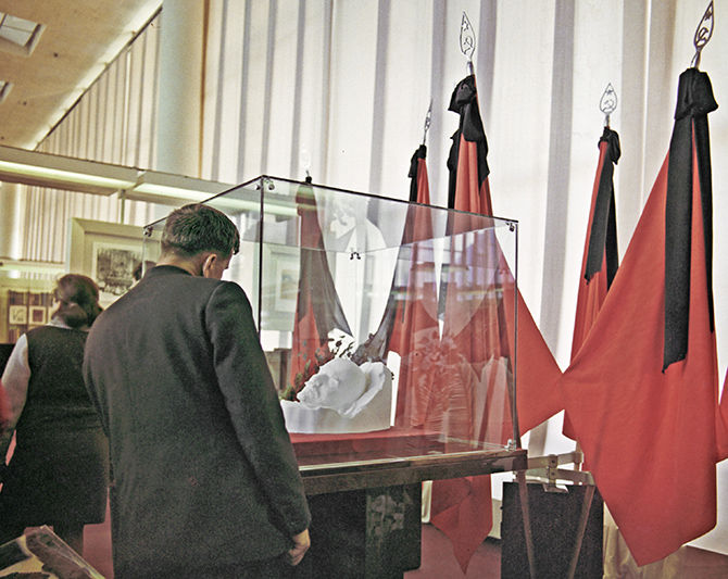 Посетитель рассматривает посмертную маску Ленина