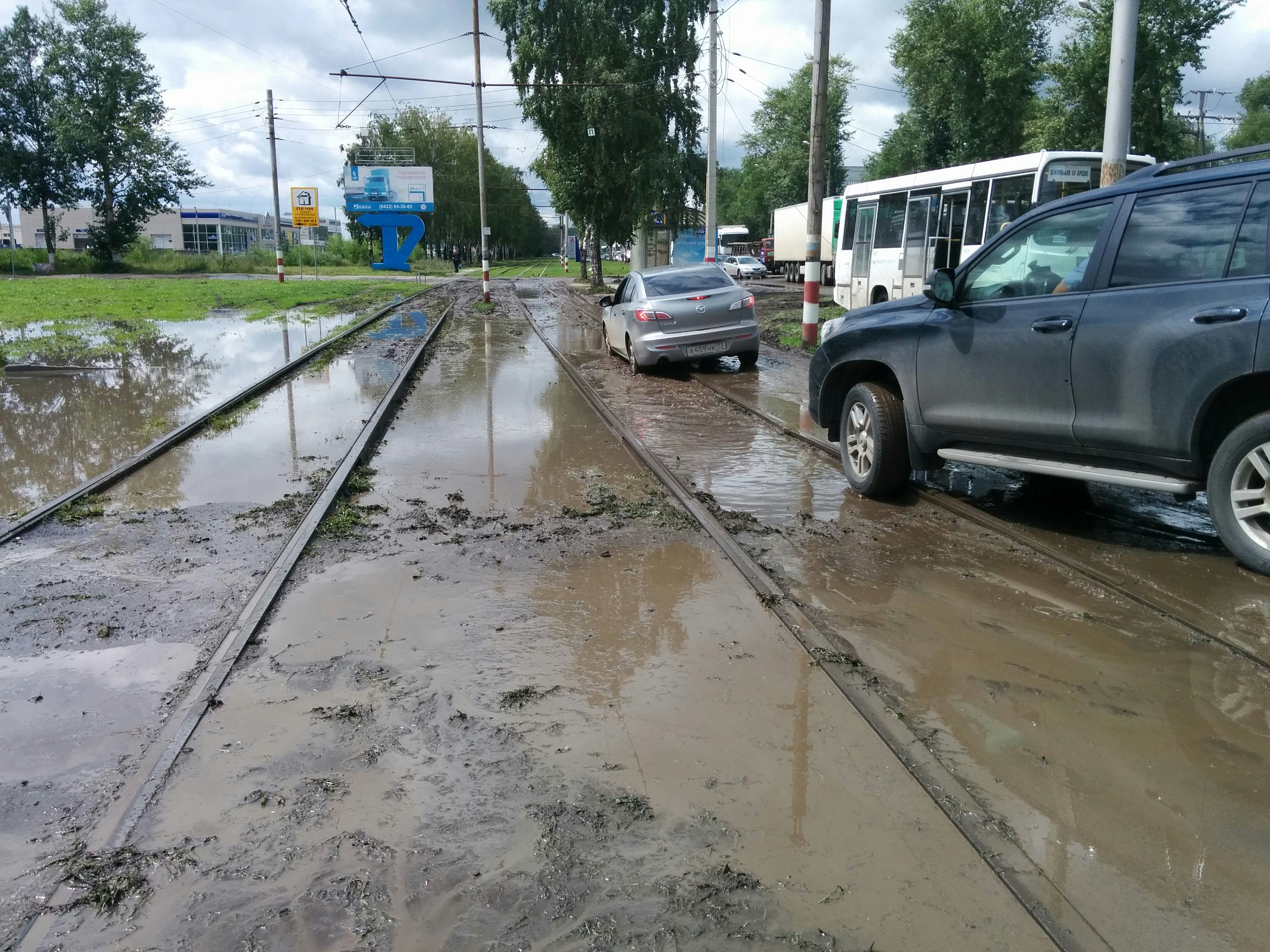 Про уродов на дорогах. На Московском шоссе неизвестный “подрезал” КАМАЗ,  грузовик въехал в линию электропередач, повалив столб и провода и закрыв  проезд. Фото с места аварии Улпресса - все новости Ульяновска