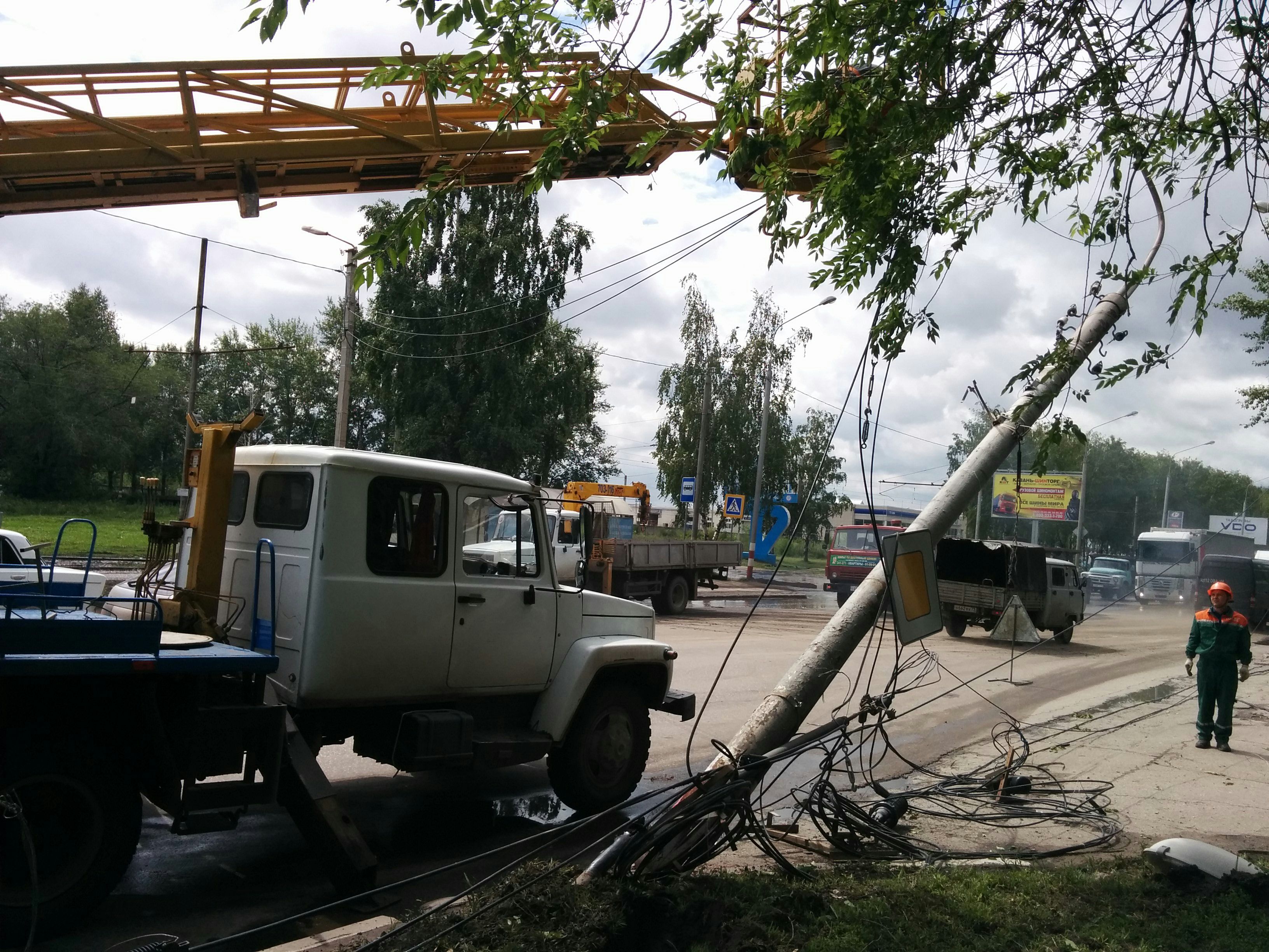 Про уродов на дорогах. На Московском шоссе неизвестный “подрезал” КАМАЗ,  грузовик въехал в линию электропередач, повалив столб и провода и закрыв  проезд. Фото с места аварии Улпресса - все новости Ульяновска