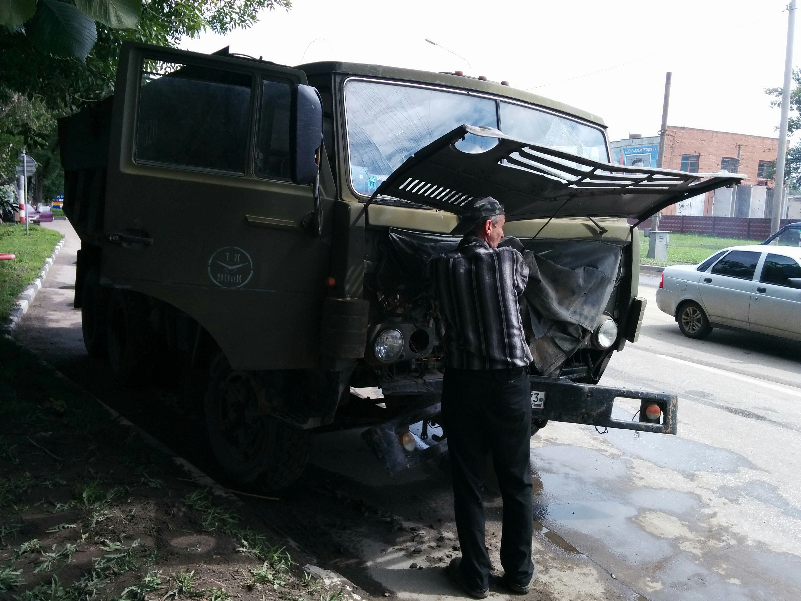 Про уродов на дорогах. На Московском шоссе неизвестный “подрезал” КАМАЗ,  грузовик въехал в линию электропередач, повалив столб и провода и закрыв  проезд. Фото с места аварии Улпресса - все новости Ульяновска