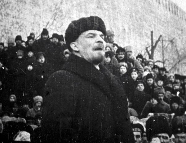 Ленин выступает на траурном митинге во время похорон Свердлова