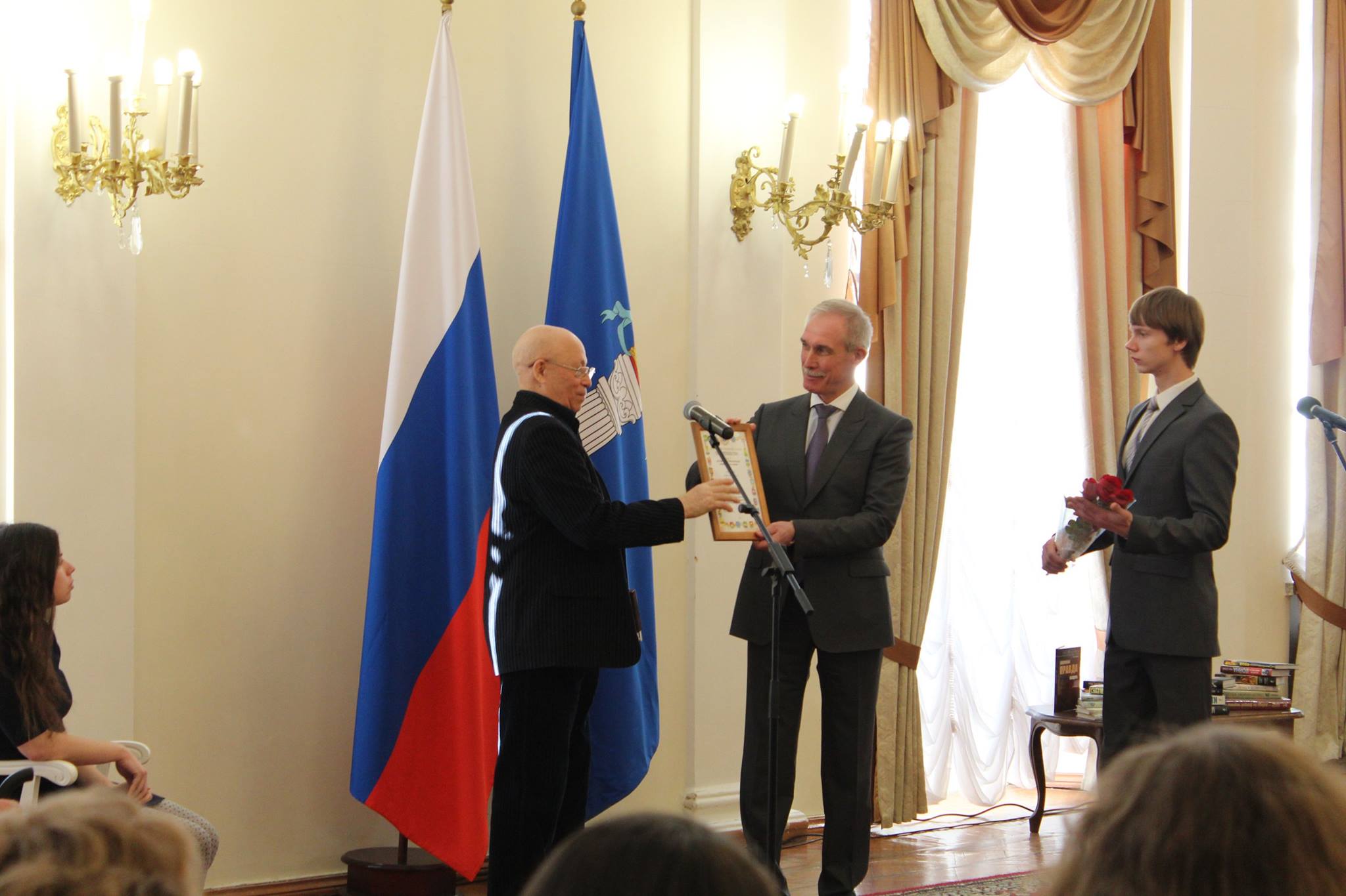 Губернатор Сергей Морозов вручил премию имени Николая Благова ульяновским поэтам