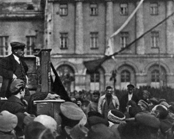 В. И. Ленин после выступления перед войсками, отправляющимися на польский фронт
