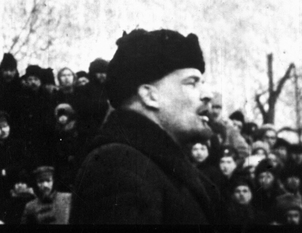В.И.Ленин выступает на траурном митинге