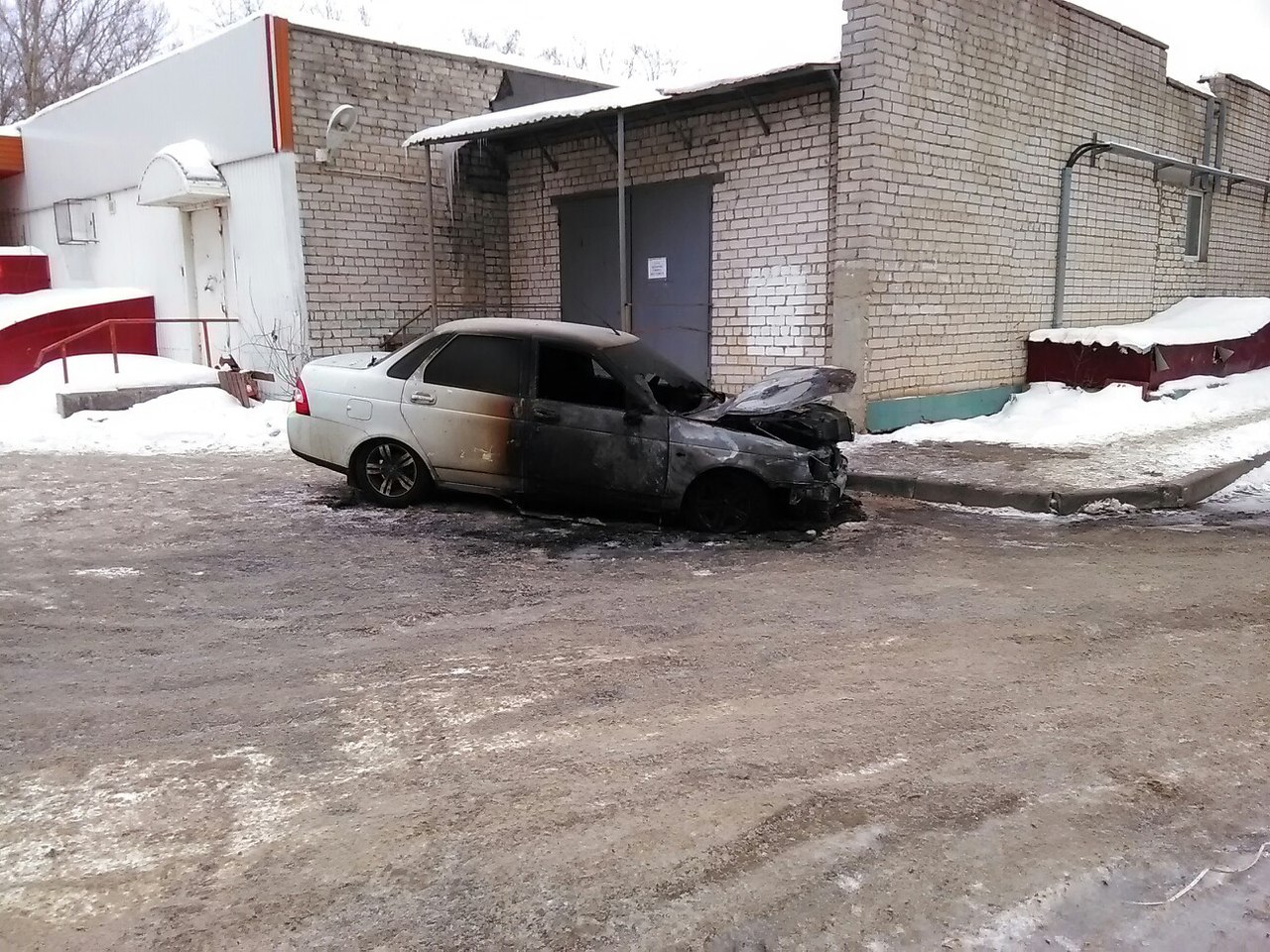 Под утро на улице Станкостроителей сгорела Лада Приора. Фото Улпресса - все  новости Ульяновска