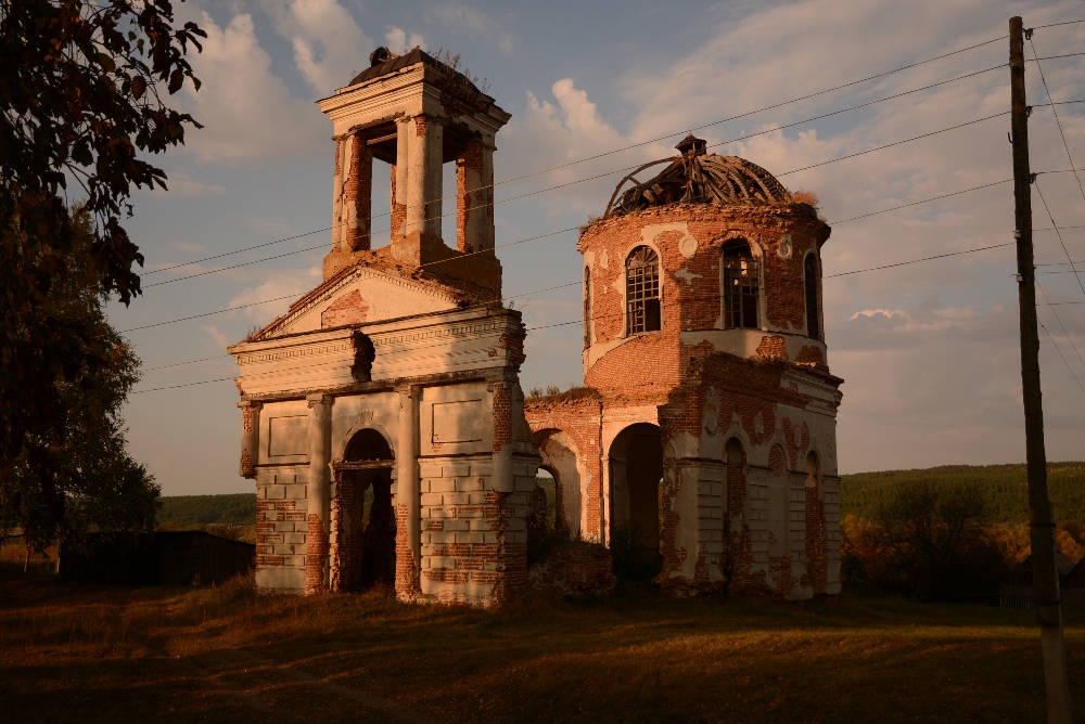 Разрушенная церковь Покрова Пресвятой Богородицы в с. Аристовка Инзенского района.