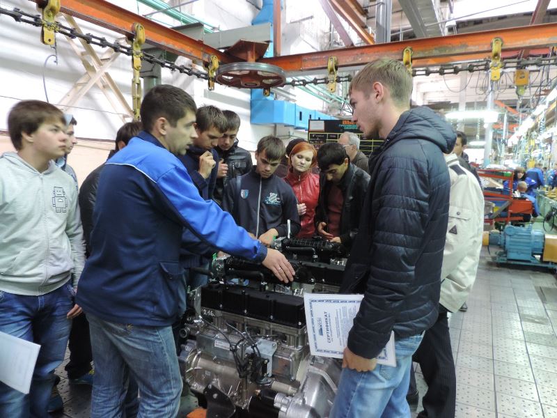 Ведущий специалист сборочного цеха УМЗ Александр Герасимов демонстрирует двигатель EvoTech 2,7