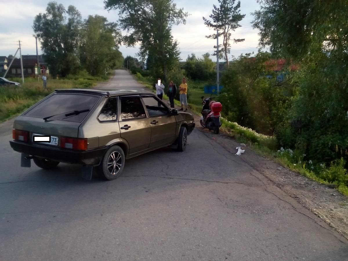 Молодой человек задним ходом сбил женщину на скутере в кювет. Девушку  госпитализировали Улпресса - все новости Ульяновска