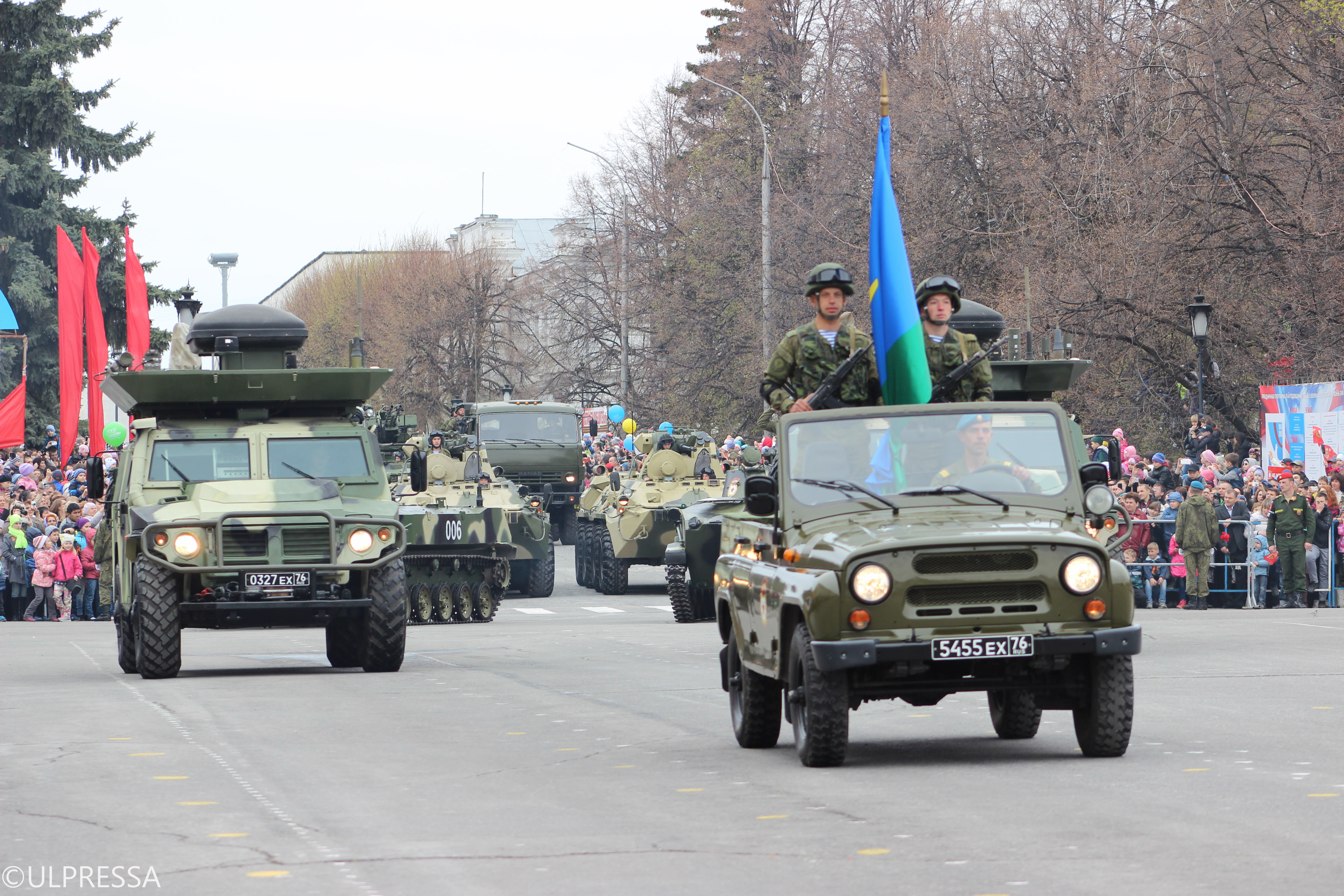 Бронетранспортеры, батареи, гаубицы. Парад военной техники. Фотоотчет  Улпресса - все новости Ульяновска