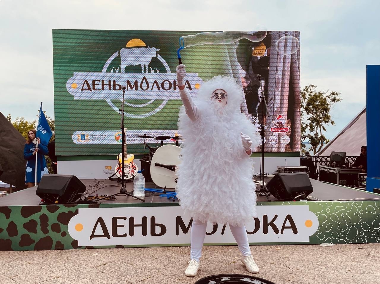 Праздничная иллюстрация к Международному дню молока