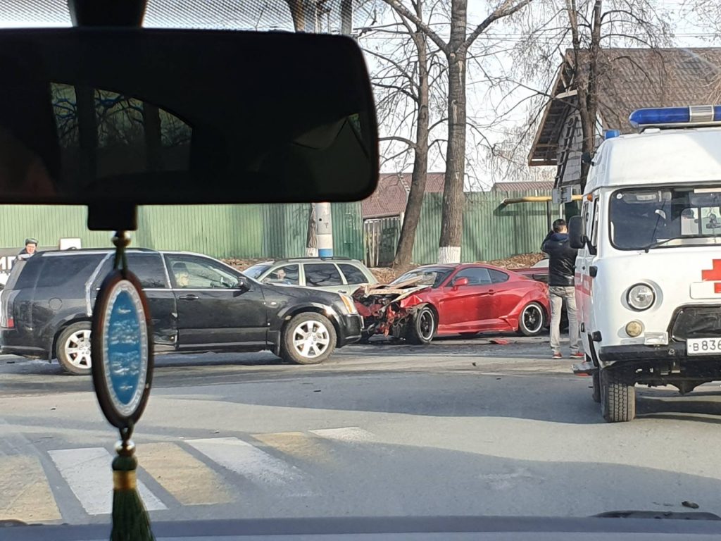 Водитель маршрутки снес иномарку и врезался в дерево: в ДТП на Нижней  Террасе пострадали 7 человек. Фото и видео Улпресса - все новости Ульяновска