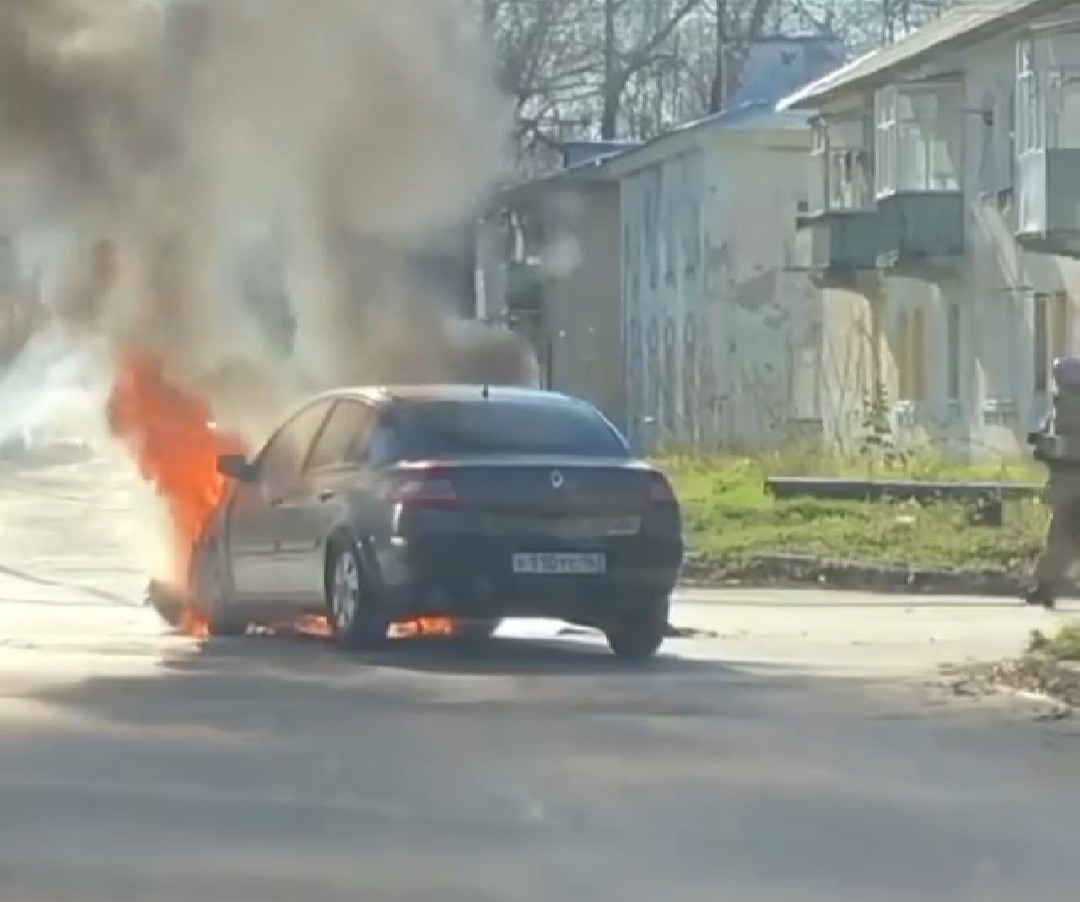 Ход горит. Сгорела машина в Ульяновске. Автомобиль загорелся на ходу.