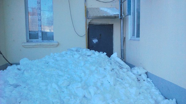 Сугробы на дверь. Дверь завалило снегом. Сугроб у подъезда. Снег у подъезда. Дверь засыпало снегом.