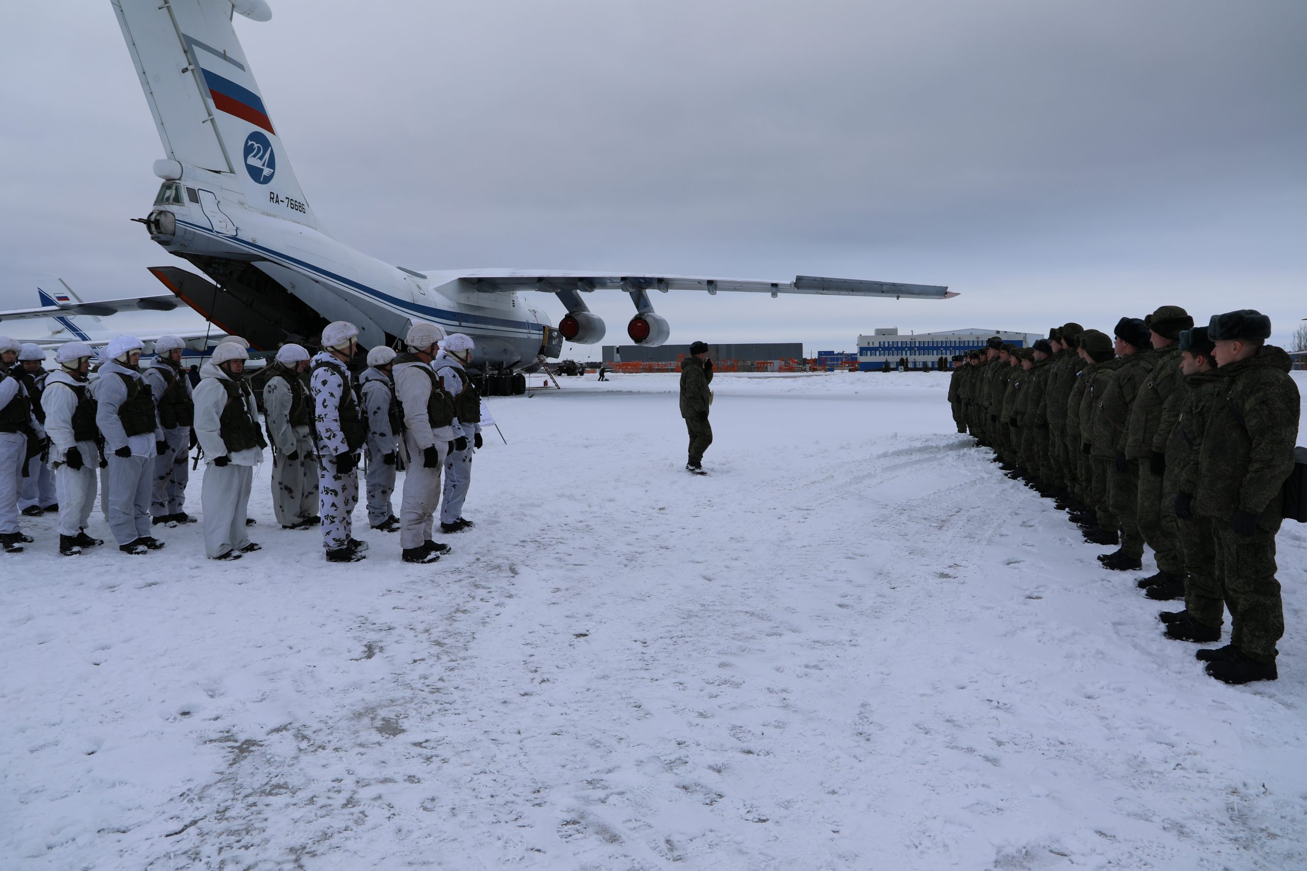 На аэродроме “Восточный” военные загрузили две боевые плавающие машины в  ИЛ-76. Фото дня Улпресса - все новости Ульяновска