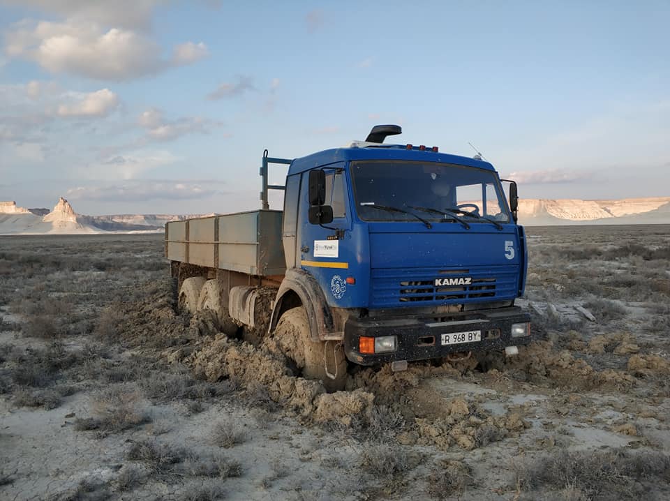 Еду на камазе и буксую в глине