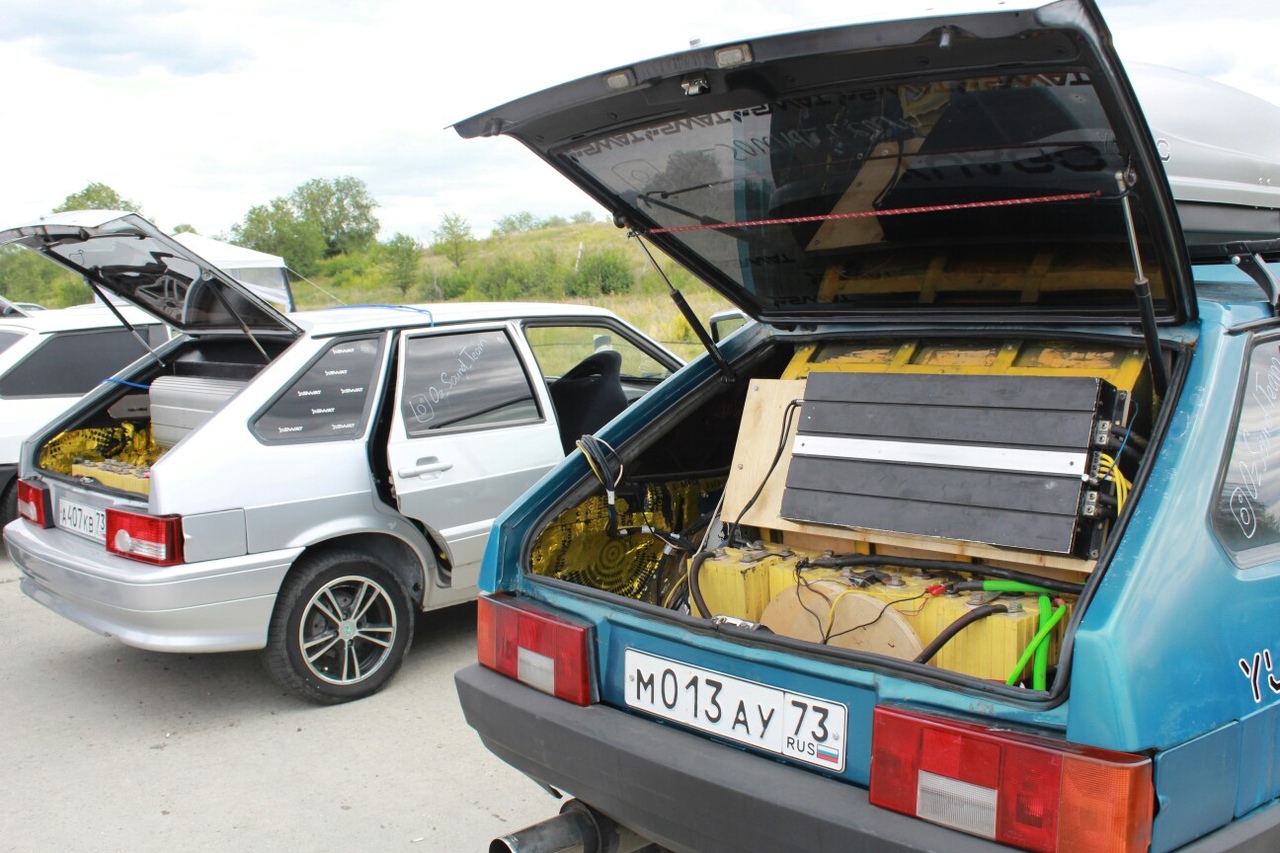 Самые быстрые автомобили Поволжья, запах жженой резины и красотки в  мини-юбках”. Сборный фотоотчет с городского чемпионата по драг-рейсингу на  “взлетке” Улпресса - все новости Ульяновска