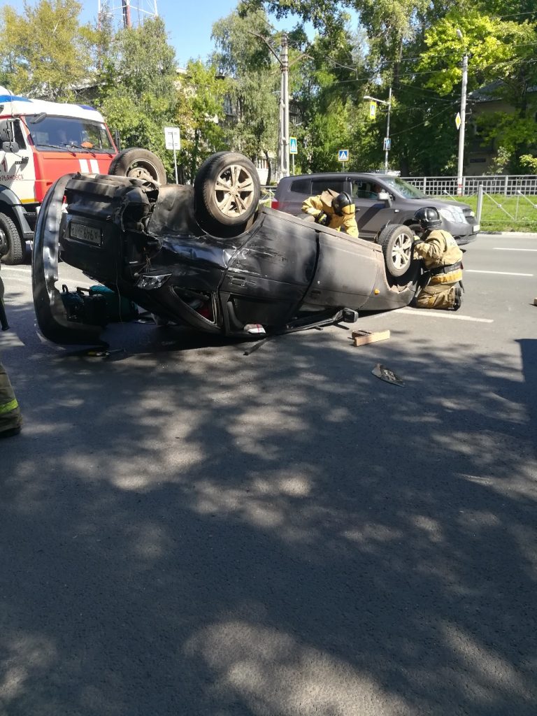 В машине был мужчина с ребенком”. На Нариманова перевернулась Лада Приора:  фото Улпресса - все новости Ульяновска