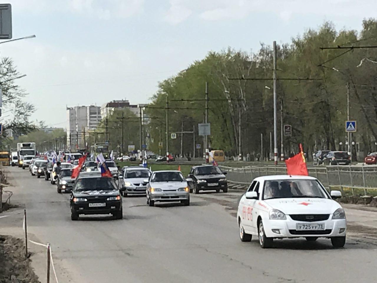 Креатива” в этом году было много меньше. Традиционный народный “автопробег  Победы” снова собрал сотни авто. Фото Улпресса - все новости Ульяновска