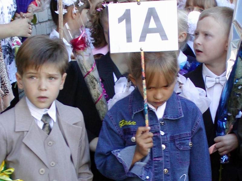 На на первый разна. Смешные первоклассники. Смешные школьники на линейке. Смешные первоклассники 1 сентября. Смешные школьники на 1 сентября.