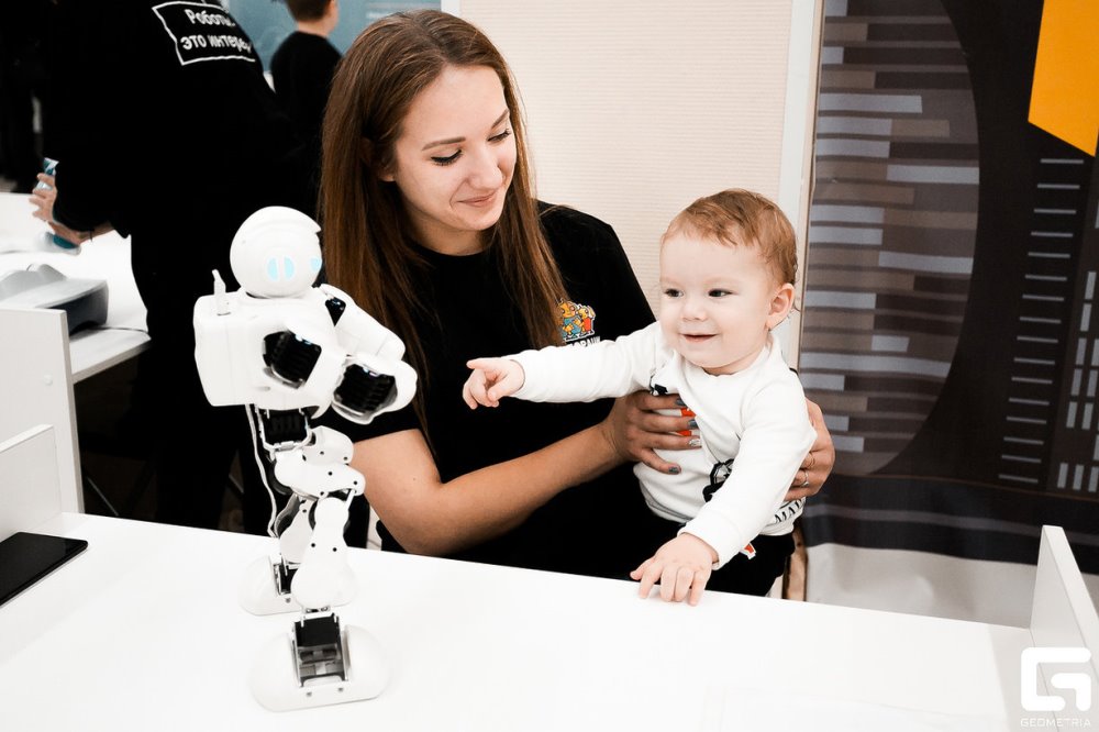 Папа она робот. Дитя робота. Выставка роботов для детей. Папа робот. Выставка роботов будущего для детей.