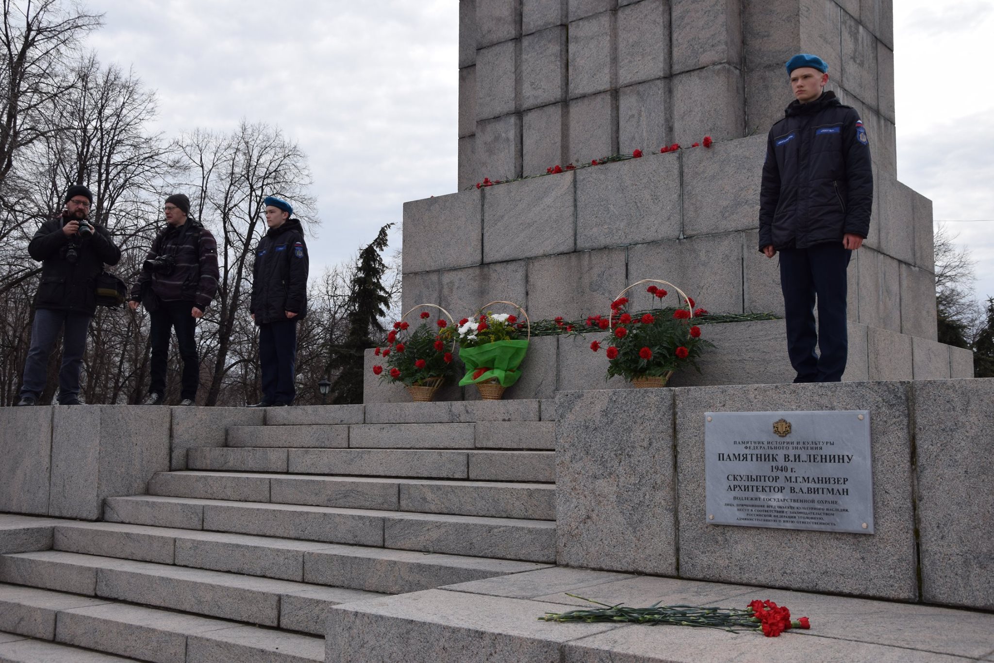 Улпресса ульяновск. Поселок Луговое Калининградская область возложение памятник. Ульяновск старые фото закладка капсулы у Ленинского мемориал 1. Ульяновск старые фото закладка капсулы у Ленинского мемориал.