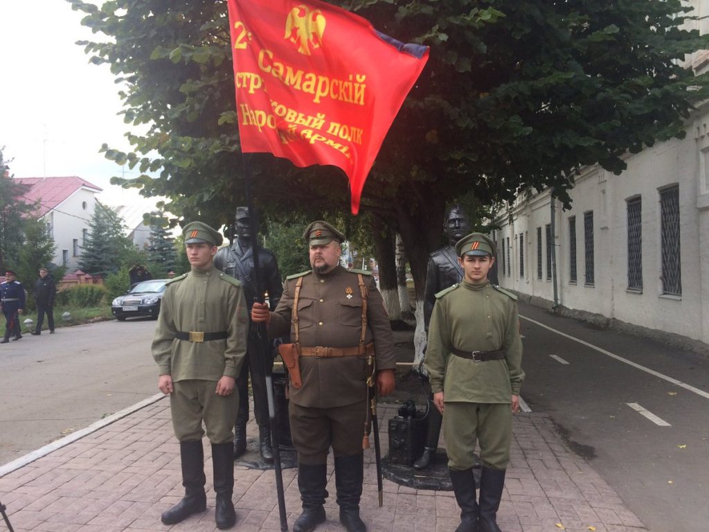 Примирение на марше. На улице красного Тухачевского открыли памятную доску  белого Каппеля. Фото Улпресса - все новости Ульяновска