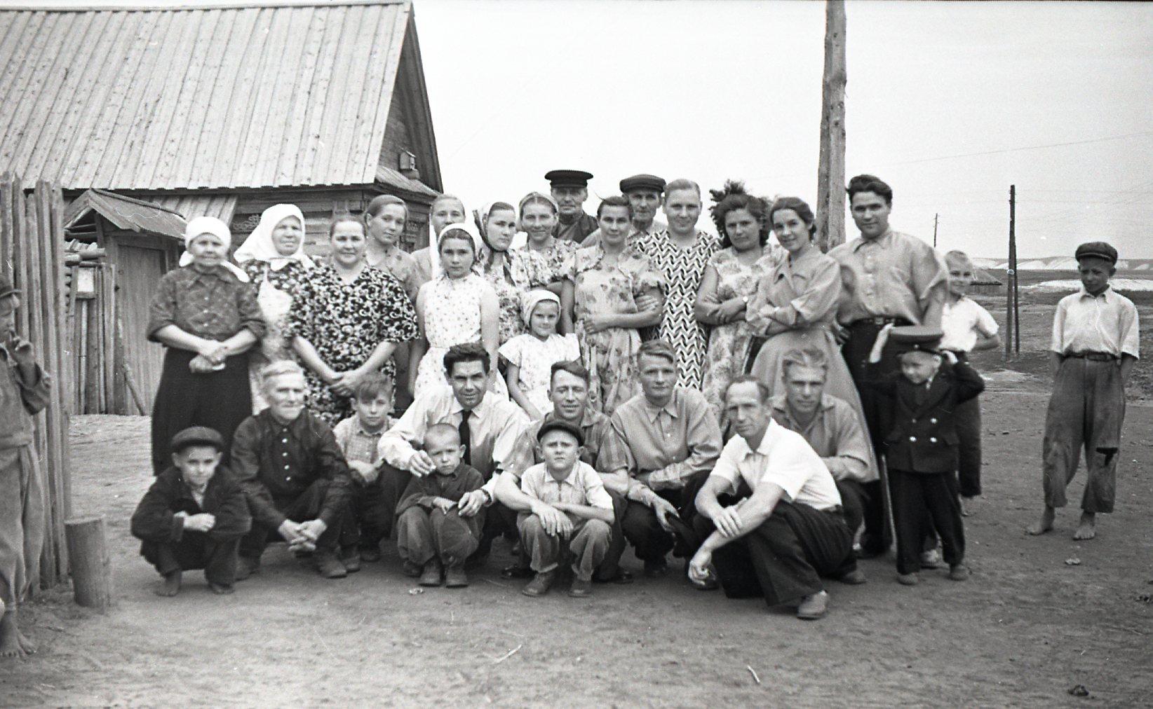 Фотографии жителей. Колхоз имени Жданова Вешкаймский район. Жители села СССР. Село Тарумовка в старинных фотографий. Старые фотографии Шоршелы.