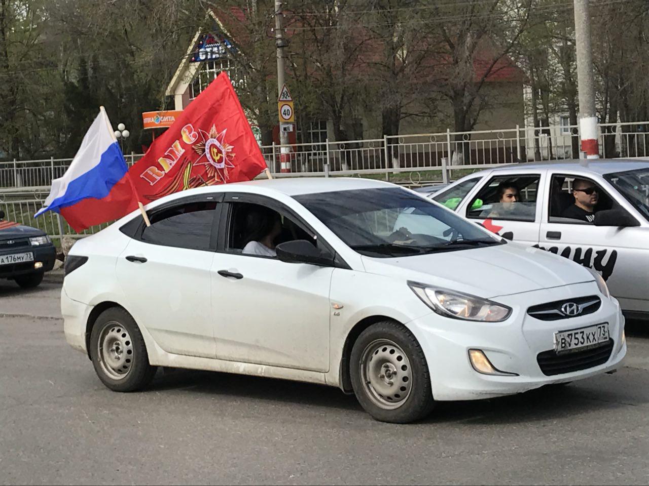 Креатива” в этом году было много меньше. Традиционный народный “автопробег  Победы” снова собрал сотни авто. Фото Улпресса - все новости Ульяновска