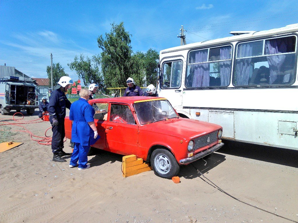 После столкновения с автобусом загорелся ВАЗ, пострадавших эвакуировали.  Фотоотчет с учений в селе Красный Яр Улпресса - все новости Ульяновска