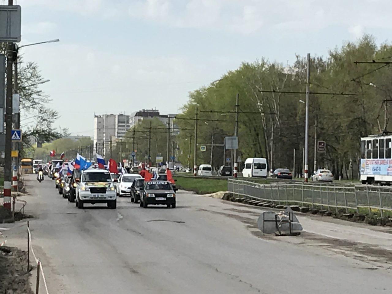 Креатива” в этом году было много меньше. Традиционный народный “автопробег  Победы” снова собрал сотни авто. Фото Улпресса - все новости Ульяновска