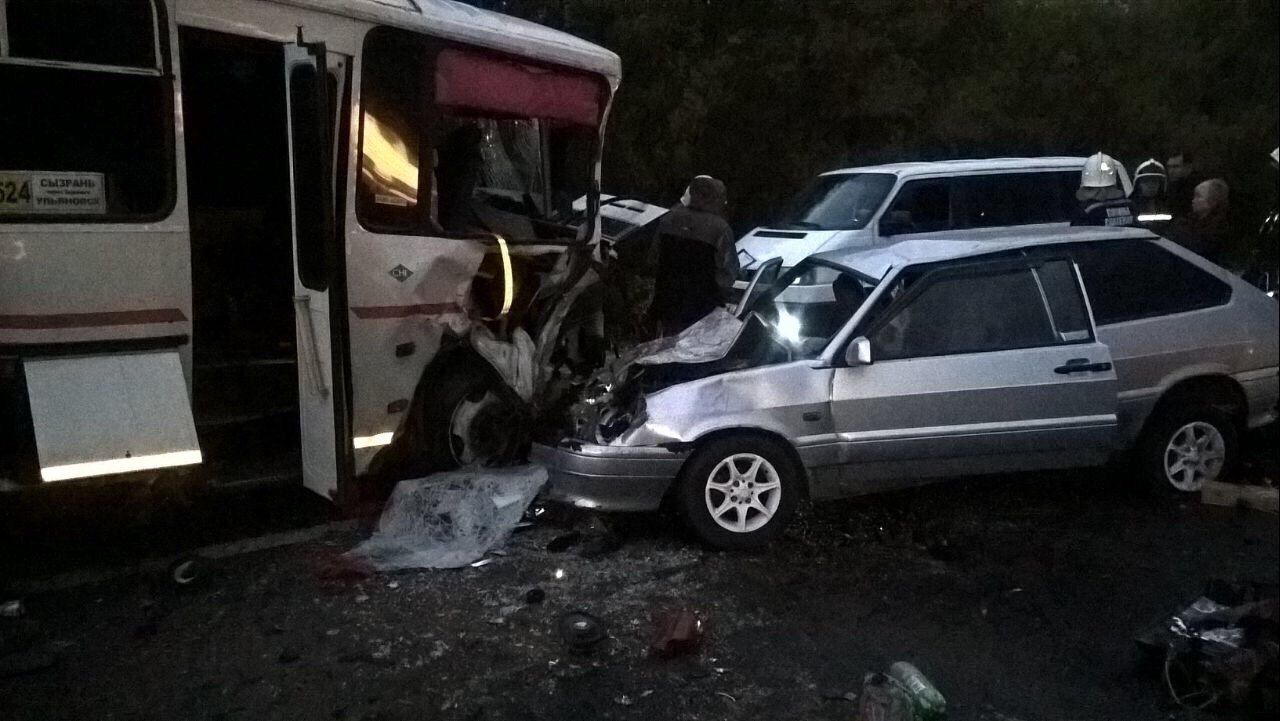 Смертельное ДТП возле поворота на Новоульяновск: автобус ПАЗ переехал через  отбойник и врезался в две легковые. Предположительно двое погибших. Фото,  видео Улпресса - все новости Ульяновска