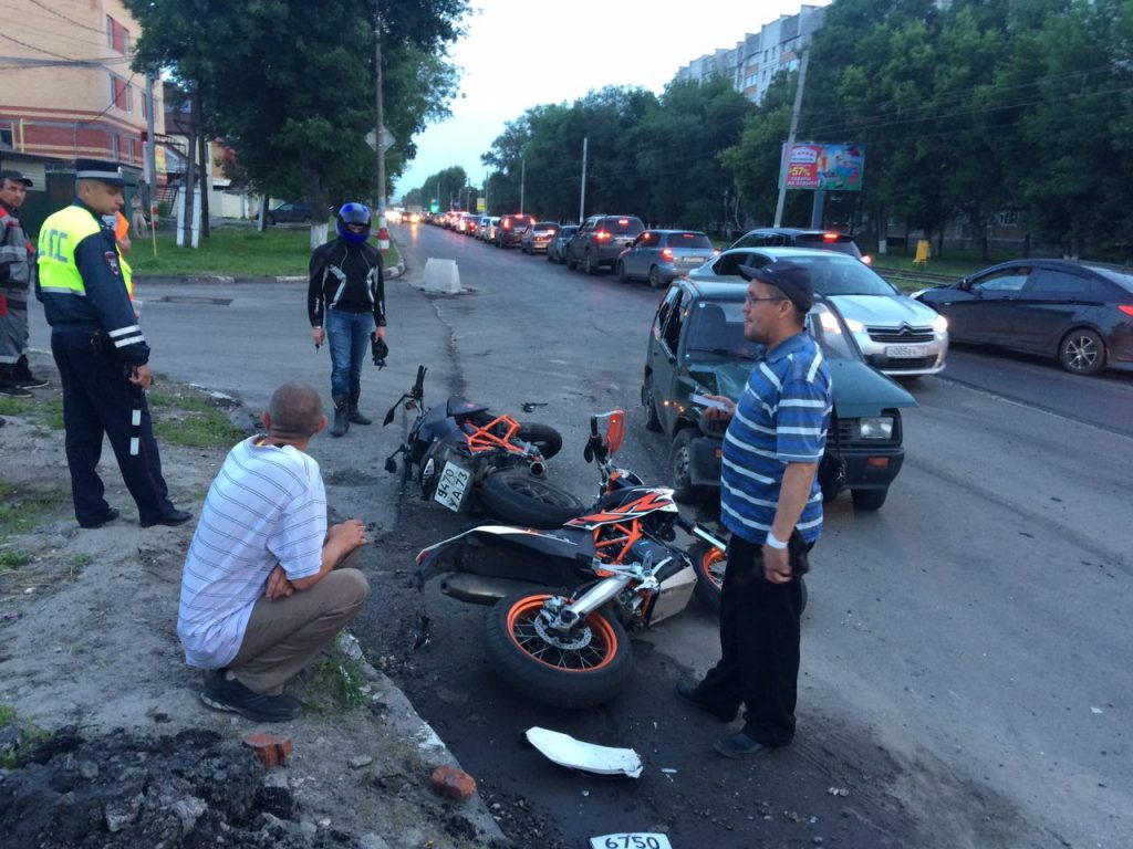 Перекресток Локомотивная-Дружбы. Два мотоцикла по очереди врезались в  старую “Оку”. Фото и видео Улпресса - все новости Ульяновска