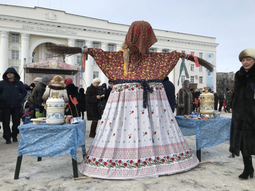 Спутник масленица. Чучело Масленицы горит юбка.