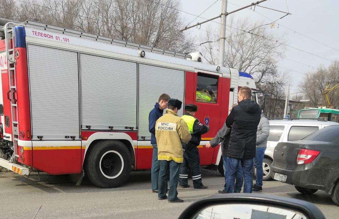 На Октябрьской столкнулись пожарная машина и “Ларгус”: фото Улпресса - все  новости Ульяновска