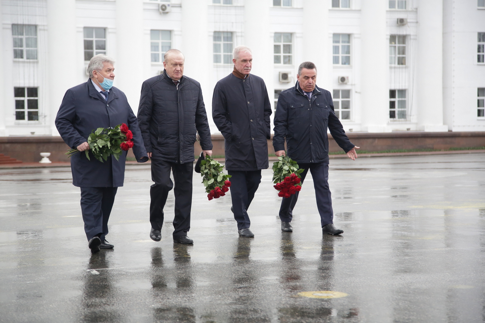 Губернатор, глава города и молодежное правительство возложили цветы к  памятнику Ленина на Соборной площади в день его 150-летия Улпресса - все  новости Ульяновска