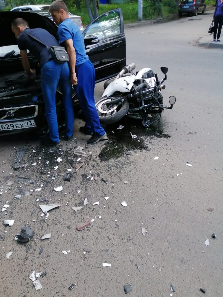 Водитель Вольво не уступил дорогу мотоциклу, пострадали двое. Подробности  ДТП на Кузоватовской от ГИБДД: фото Улпресса - все новости Ульяновска