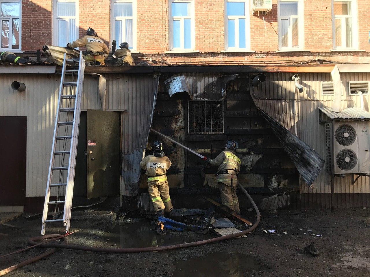 Во дворе КУГИЗ загорелся мусорный бак, огонь перекинулся внутрь кафе. Фото  и видео с места Улпресса - все новости Ульяновска