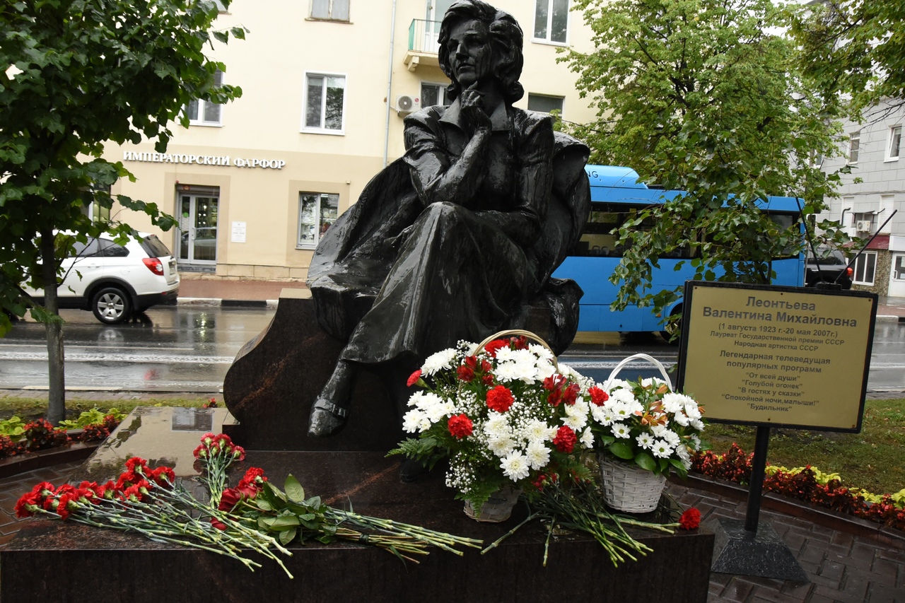 Памятник Леонтьевой в Ульяновске