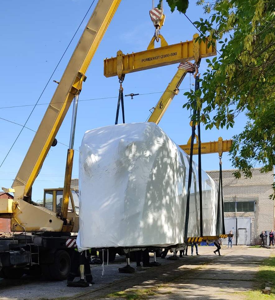 Новых “Львят” встретили водяной аркой и уже поставили на ульяновские рельсы.  Фото и видео с “распаковки” Улпресса - все новости Ульяновска