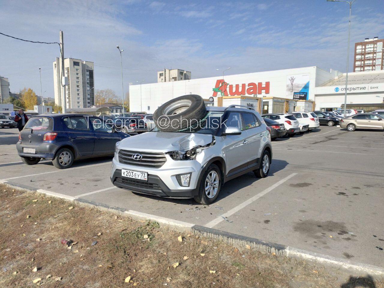 Отлетевшее колесо попало в припаркованный автомобиль у Аквамолла: видео и  фото Улпресса - все новости Ульяновска