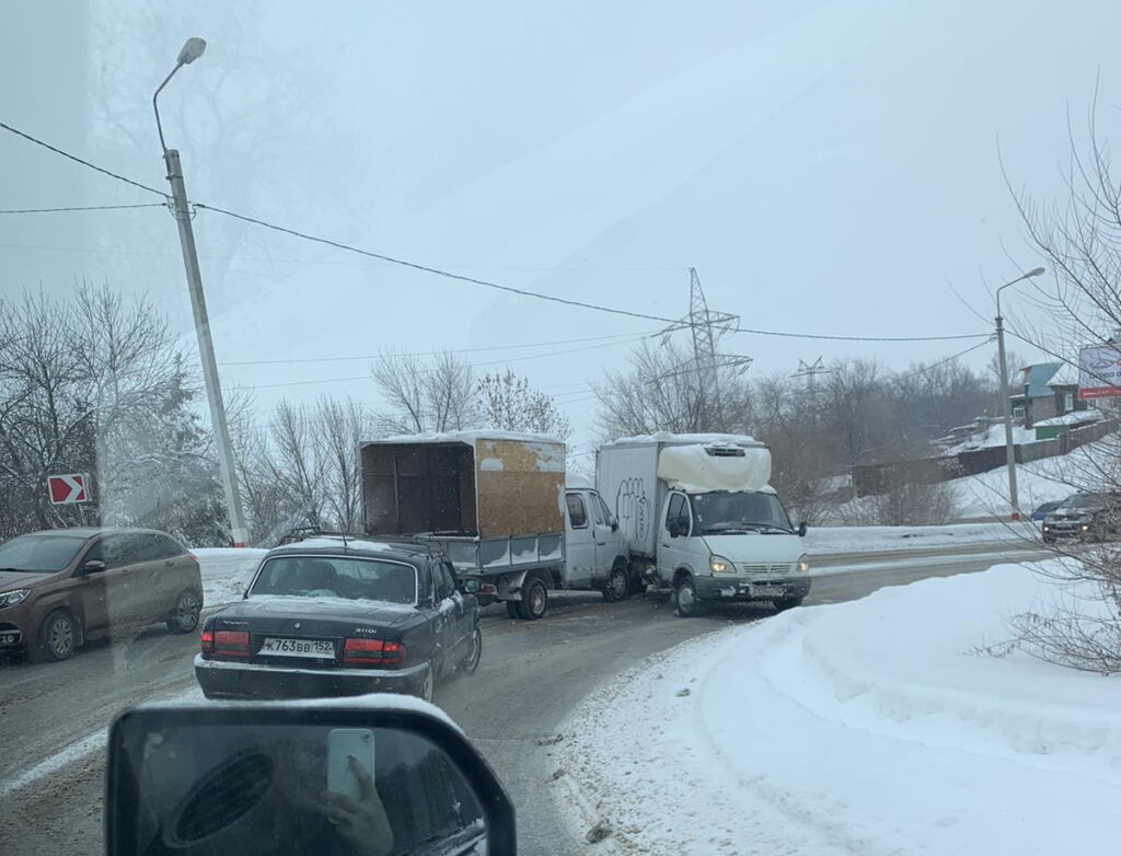 На легковой “восьмерке” столкнулись две ГАЗели: движение затруднено. Фото  Улпресса - все новости Ульяновска