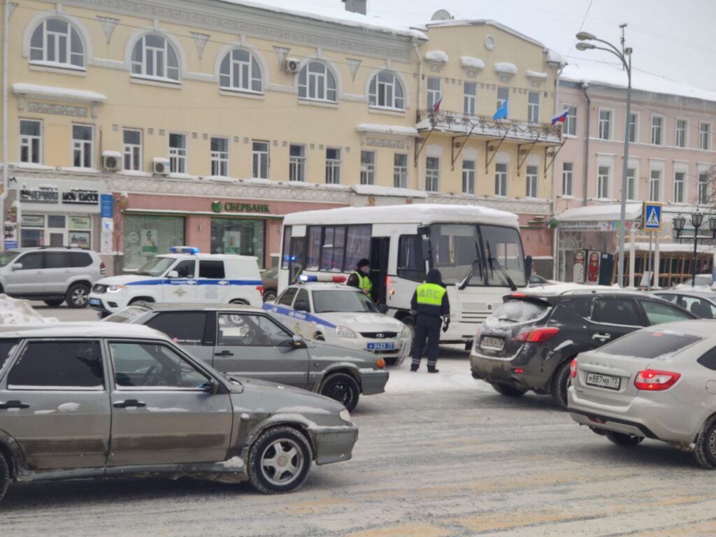 Цум 23. ЦУМ Сбербанк. Толпа полиция у ЦУМА сегодня Барнаул. ЦУМ митинг фото Новосибирск.