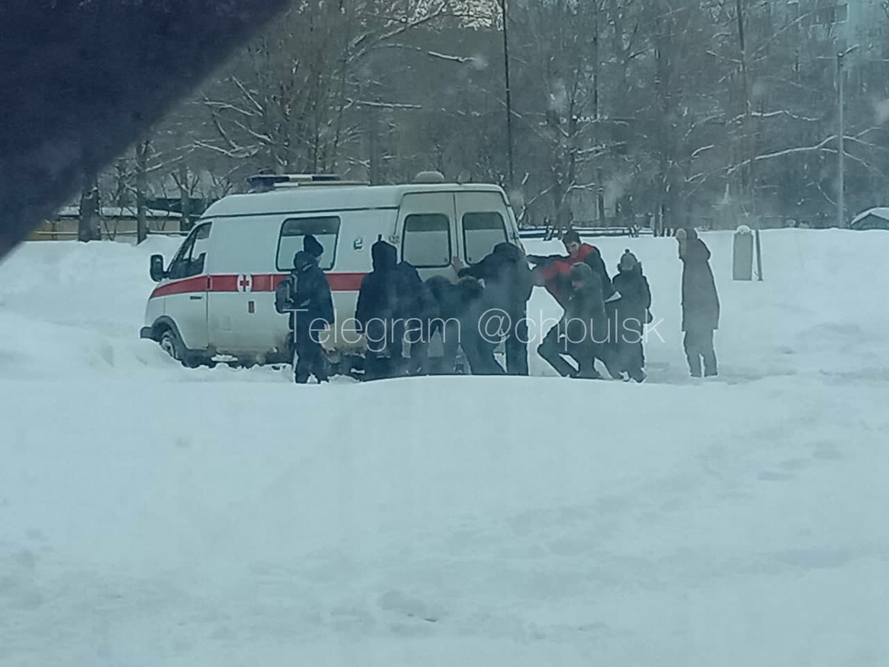 Школьники помогли вытолкать застрявший в снегу автомобиль скорой помощи:  фото Улпресса - все новости Ульяновска