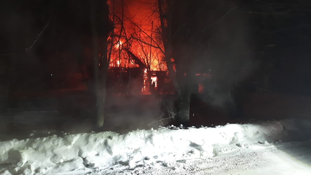 В Старой Майне ночью сгорел жилой дом, погибли два человека. Фото Улпресса  - все новости Ульяновска