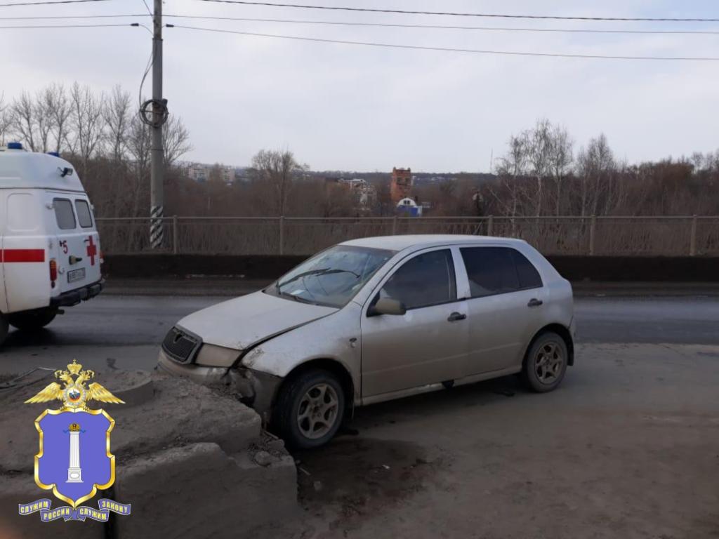 Водитель Шкоды наехал на повышенный бордюр на Минаева: пассажира  госпитализировали Улпресса - все новости Ульяновска