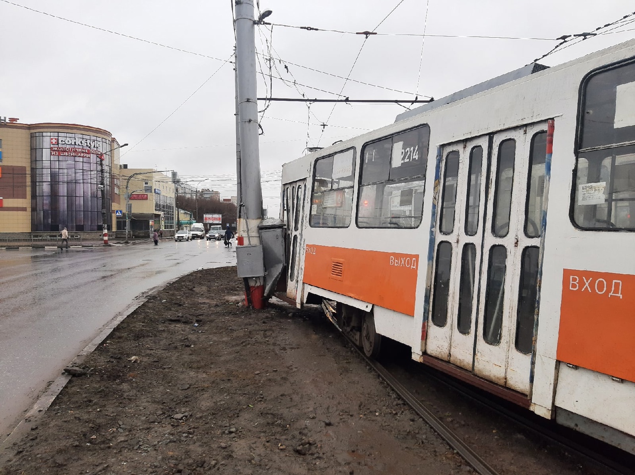 Поворот трамвая. 90 Трамвай Ульяновск. Трамвай на повороте. Происшествия Ульяновск трамвай 6.