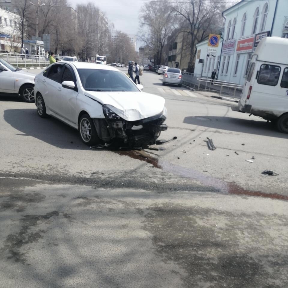 На перекрестке улиц Гагарина и Орлова столкнулись такси и Лада Веста: есть  пострадавший. Фото Улпресса - все новости Ульяновска