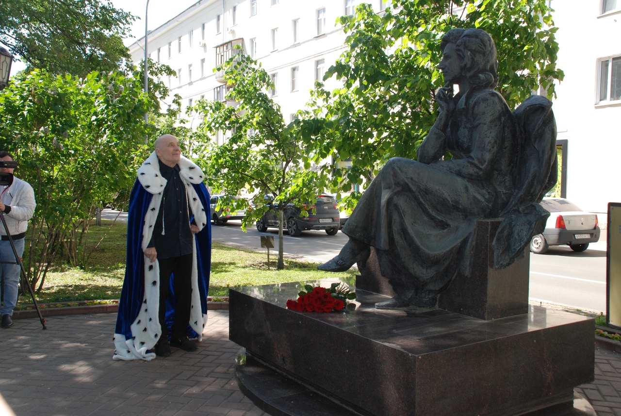 Памятник Валентине Леонтьевой в Ульяновске