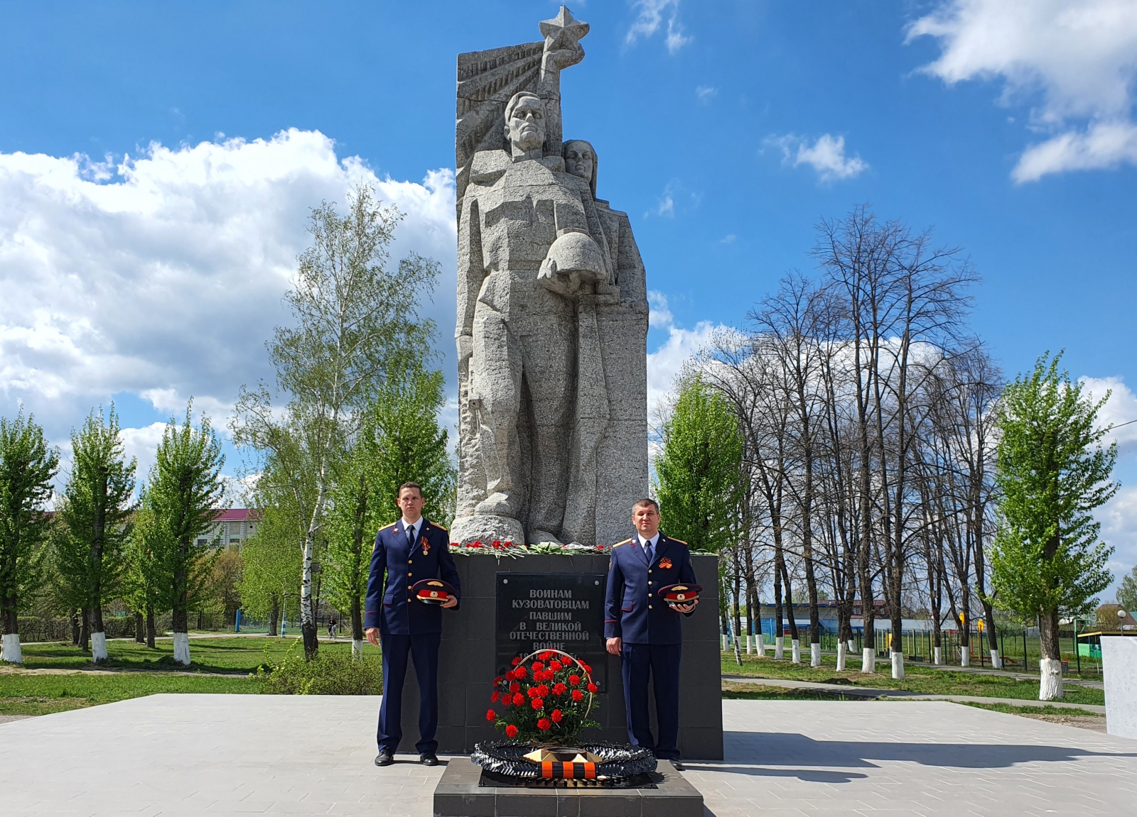 Кузоватово ульяновская. Кузоватово. Кузоватово памятник. Обелиск Кузоватово. Памятники в Ярково Тюменской области.