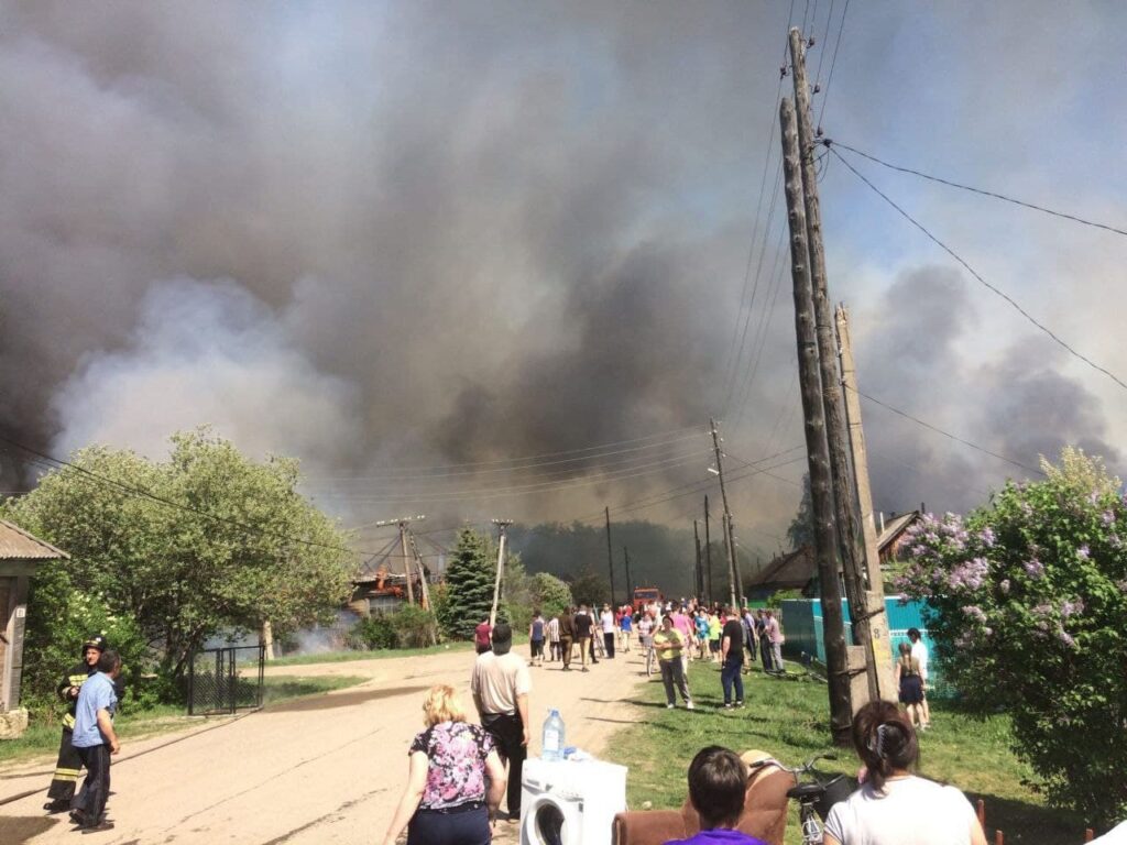 Сильный пожар в Майне: горят Лесокомбинат и жилые дома. Фото и видео  Улпресса - все новости Ульяновска